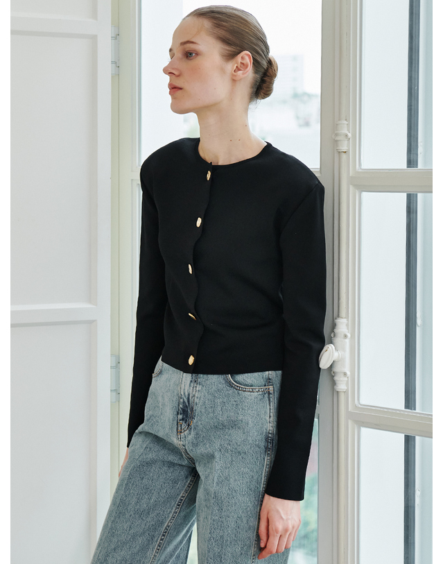 누브 Crop Soft Knit Cardigan - Black 착용컷