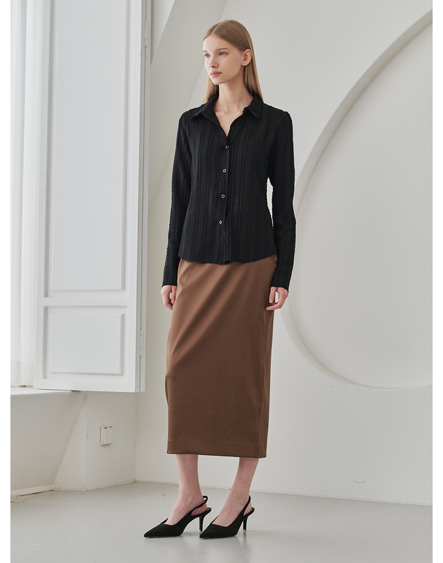 누브 V- Neck Slim Fit Collar Blouse - Black 크림 착용컷