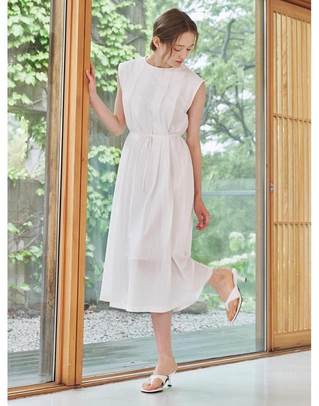 누브 슬리브리스 플리츠 원피스 - 화이트 / Sleeveless Pleats Dress - White 착용컷