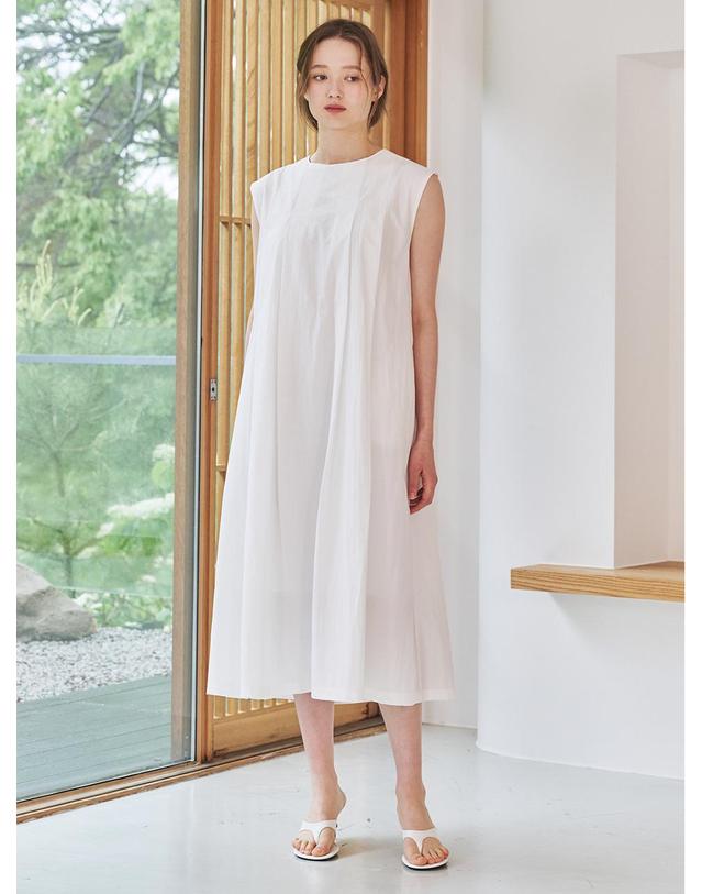 누브 슬리브리스 플리츠 원피스 - 화이트 / Sleeveless Pleats Dress - White 착용컷