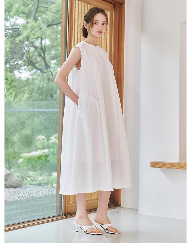 누브 슬리브리스 플리츠 원피스 - 화이트 / Sleeveless Pleats Dress - White 착용컷