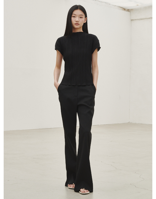 누브 플리츠 모크넥 티셔츠 - 블랙 / Pleated Mock Neck T-shirt - Black 착용컷