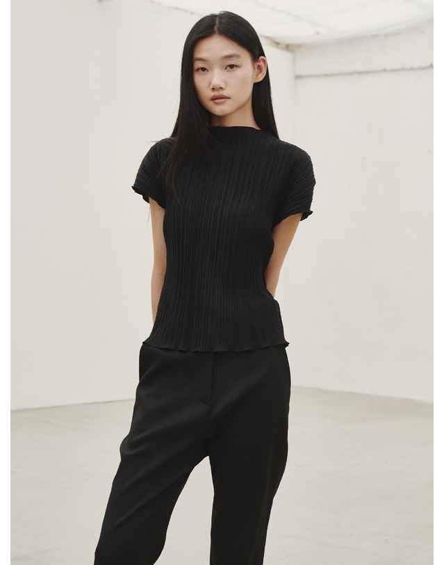 누브 플리츠 모크넥 티셔츠 - 블랙 / Pleated Mock Neck T-shirt - Black 착용컷