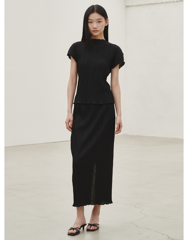 누브 플리츠 모크넥 티셔츠 - 블랙 / Pleated Mock Neck T-shirt - Black 착용컷