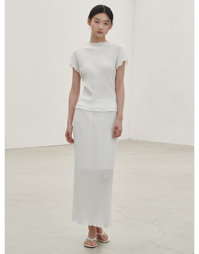 누브 플리츠 모크넥 티셔츠 - 화이트 / Pleated Mock Neck T-shirt - White 착용컷