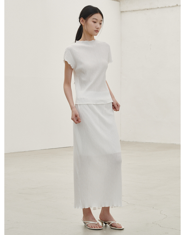 누브 플리츠 모크넥 티셔츠 - 화이트 / Pleated Mock Neck T-shirt - White 착용컷