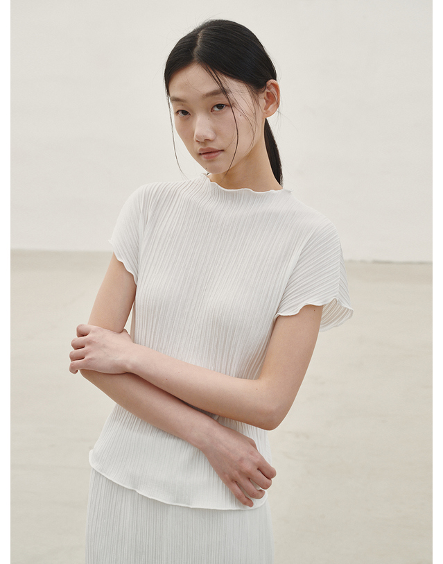 누브 플리츠 모크넥 티셔츠 - 화이트 / Pleated Mock Neck T-shirt - White 착용컷