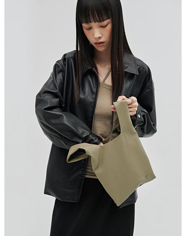 누브 크로스 핸들 레더 백 - 2컬러 / Cross Handle Leather Bag - 2 Color 착용컷