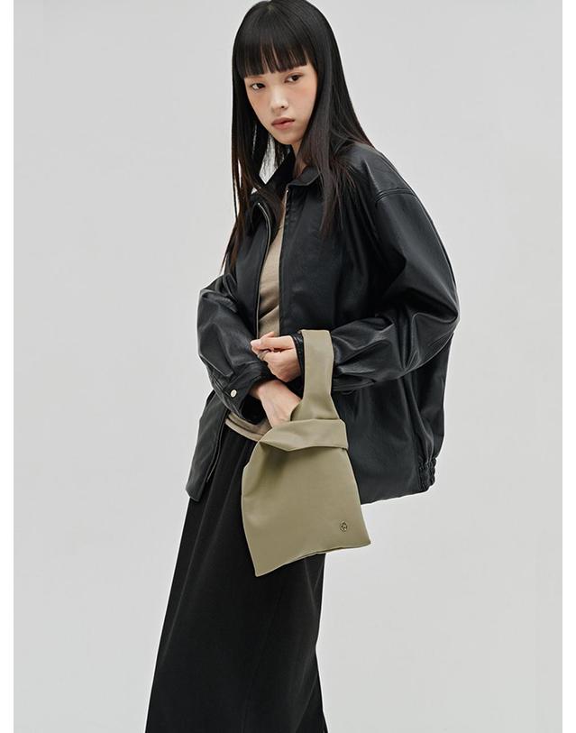 누브 크로스 핸들 레더 백 - 2컬러 / Cross Handle Leather Bag - 2 Color 착용컷