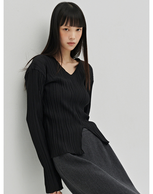 누브 브이넥 플리츠 블라우스 - 블랙 / V-Neck Pleated Blouse - Black 착용컷