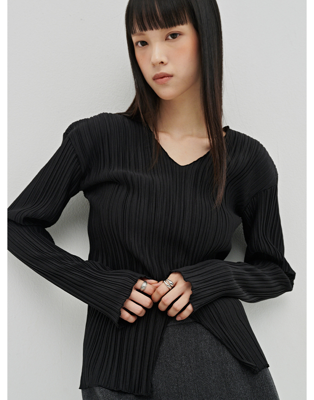 누브 브이넥 플리츠 블라우스 - 블랙 / V-Neck Pleated Blouse - Black 착용컷