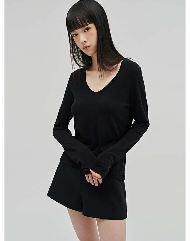 누브 브이넥 울 티셔츠 - 블랙 / V-Neck Wool T-Shirt - Black 착용컷