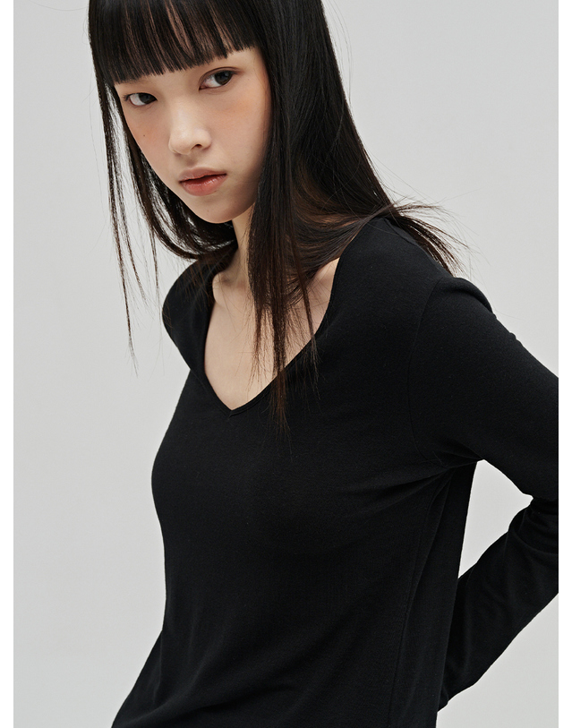 누브 브이넥 울 티셔츠 - 블랙 / V-Neck Wool T-Shirt - Black 착용컷