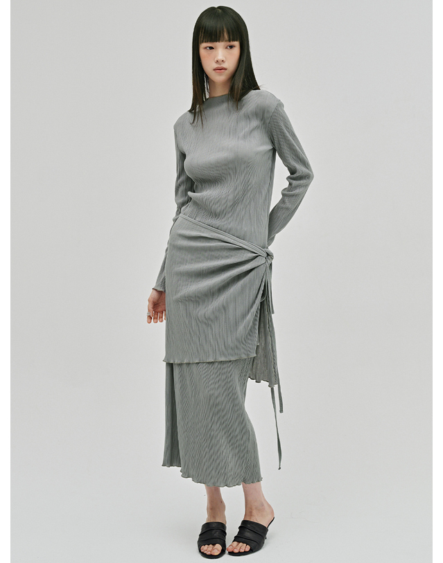 누브 플리츠 모크넥 롱슬리브 티셔츠 - 라이트 그레이 / Pleated Mock Neck Long Sleeve T-Shirt - L.Gray 착용컷