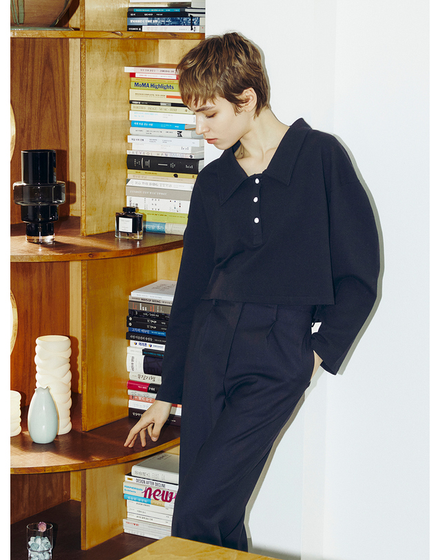 누브 Shirt Collar Crop T-Shirt - Black 착용컷
