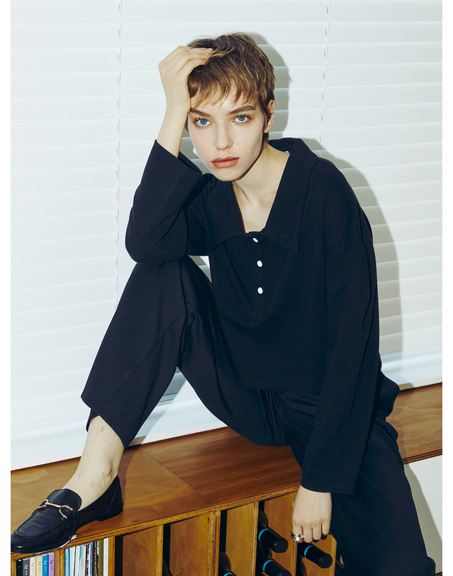 누브 Shirt Collar Crop T-Shirt - Black 착용컷