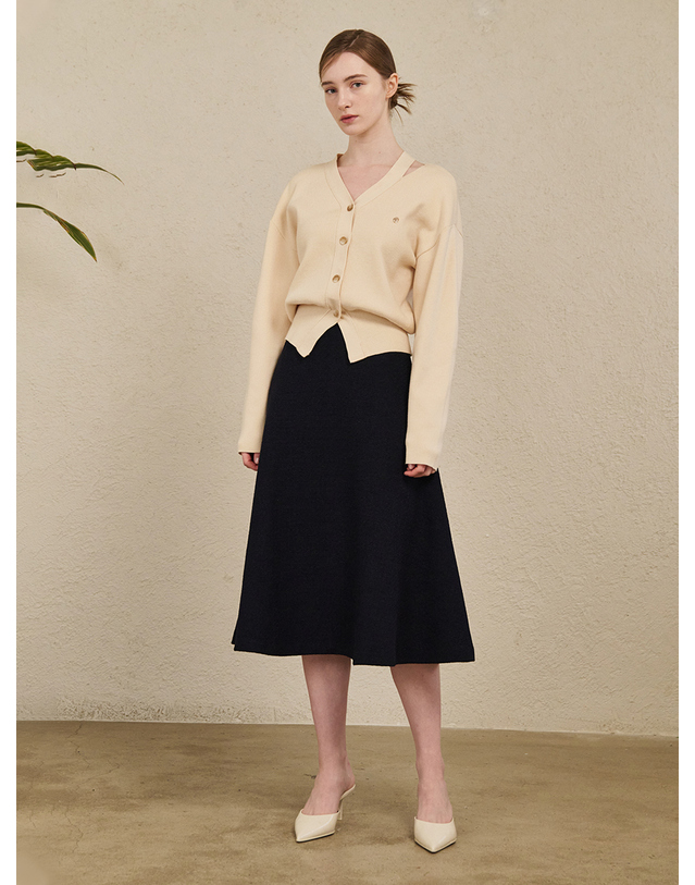 누브 V-Neck Cut Out Cardigan - Beige 베이지 착용컷