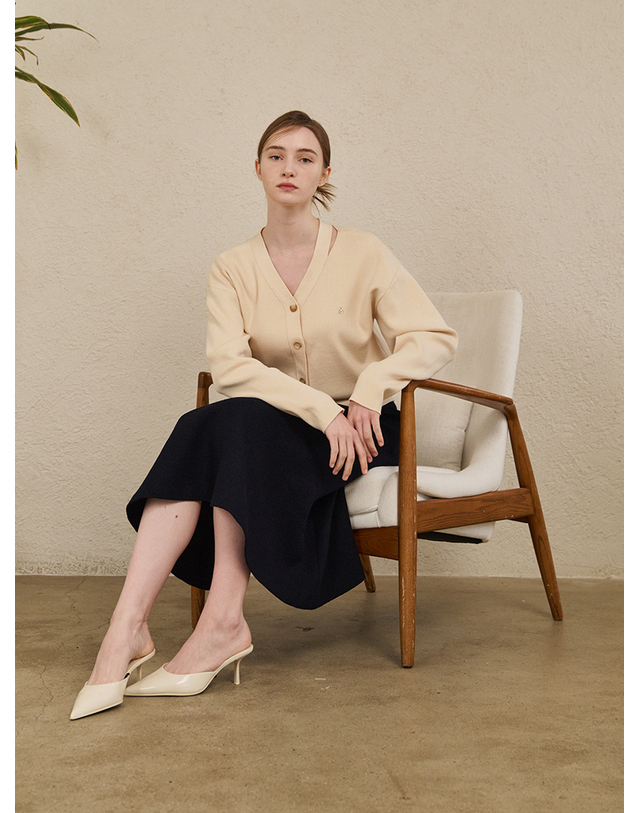 누브 V-Neck Cut Out Cardigan - Beige 베이지 착용컷