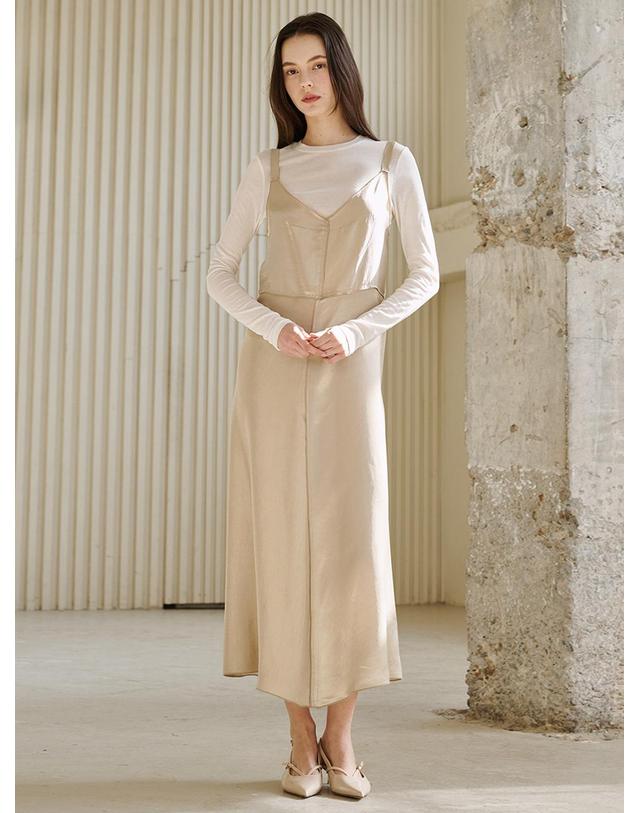 누브 슬리브리스 새틴 드레스 - 라이트 카키 / Sleeveless Satin Dress - Light Khaki 착용컷