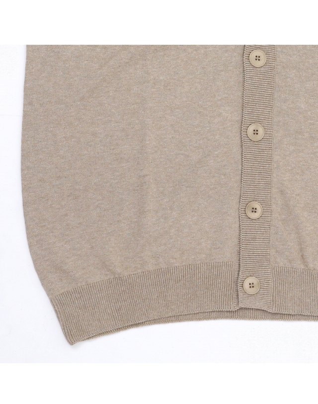 아페쎄 아페쎄 COEZJ H22315 PBC HEATHERED BEIGE JAMIE 제이미 크레이프 브이넥 남성 가디건 착용컷