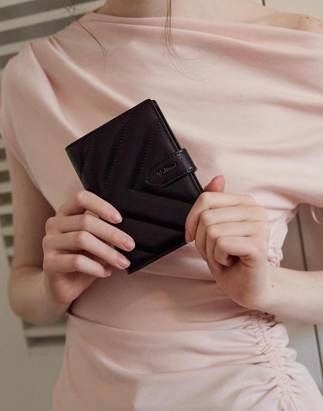 벨류엣 [선물포장] 퀼팅 여권 지갑_블랙 착용컷