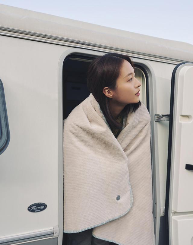 플러스마이너스제로 [플러스마이너스제로] 카본 나노 히터 블랭킷/온열담요/발열담요/겨울담요 XHB-J010 착용컷