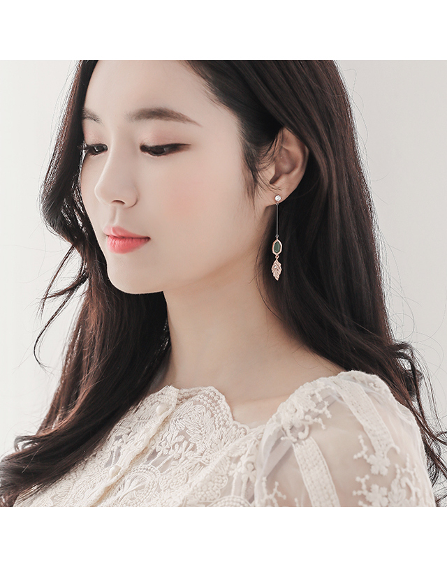 제이로렌 제이로렌 92M02590 에메랄드 크리스탈 나뭇잎 귀걸이 착용컷