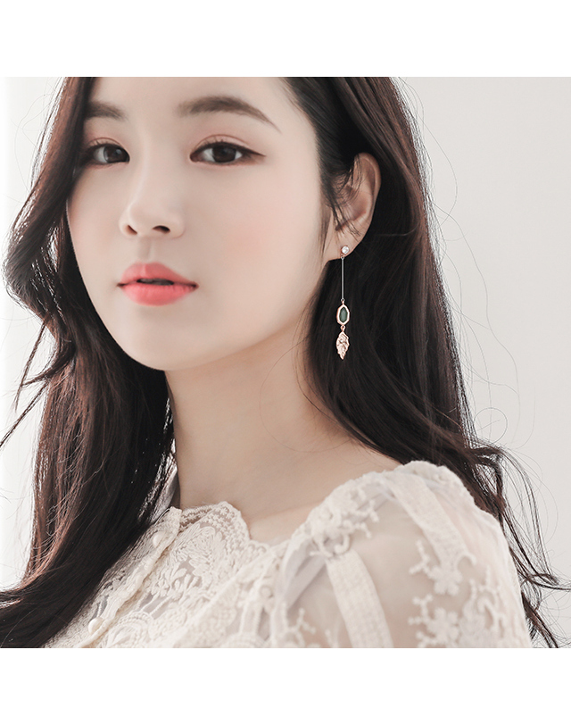 제이로렌 제이로렌 92M02590 에메랄드 크리스탈 나뭇잎 귀걸이 착용컷