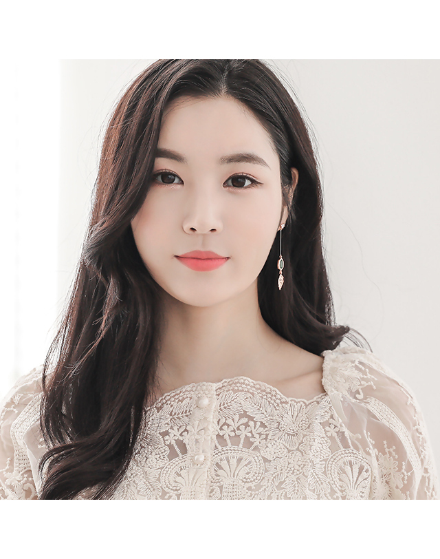 제이로렌 제이로렌 92M02590 에메랄드 크리스탈 나뭇잎 귀걸이 착용컷