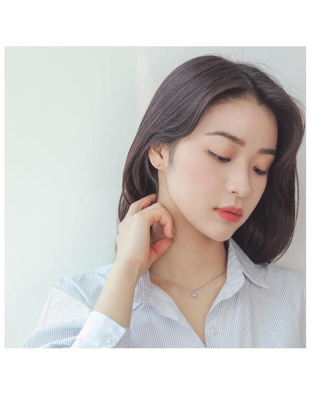 제이로렌 제이로렌 0M01445 일자바 스틱형 실버귀걸이 착용컷