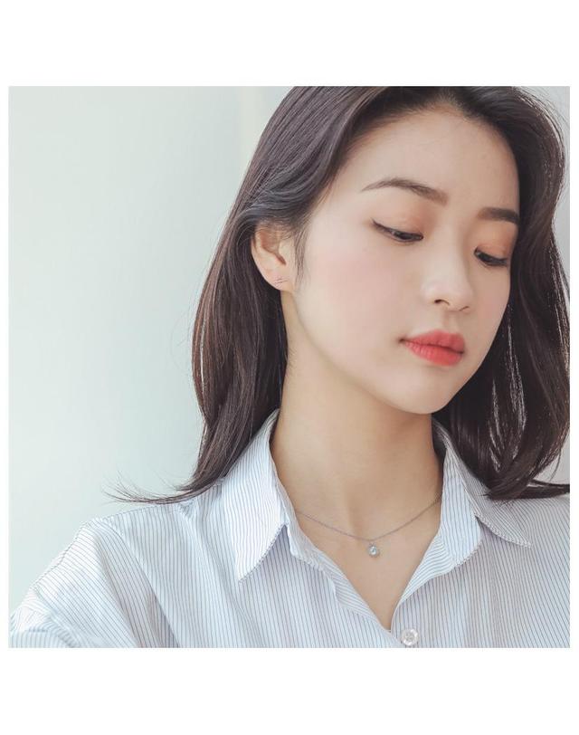 제이로렌 제이로렌 0M01445 일자바 스틱형 실버귀걸이 착용컷
