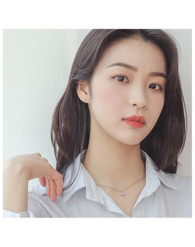 제이로렌 제이로렌 0M01445 일자바 스틱형 실버귀걸이 착용컷