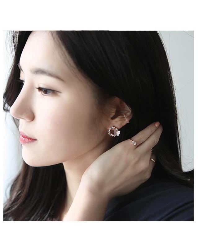 제이로렌 제이로렌 01M01931 핑크민트 나비 라운드 자개 귀걸이 착용컷