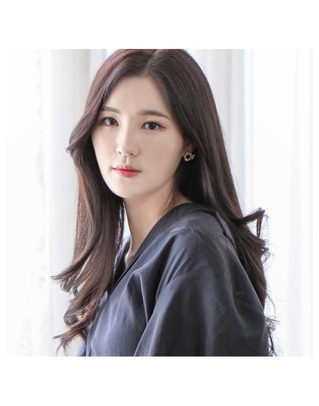 제이로렌 제이로렌 01M01931 핑크민트 나비 라운드 자개 귀걸이 착용컷