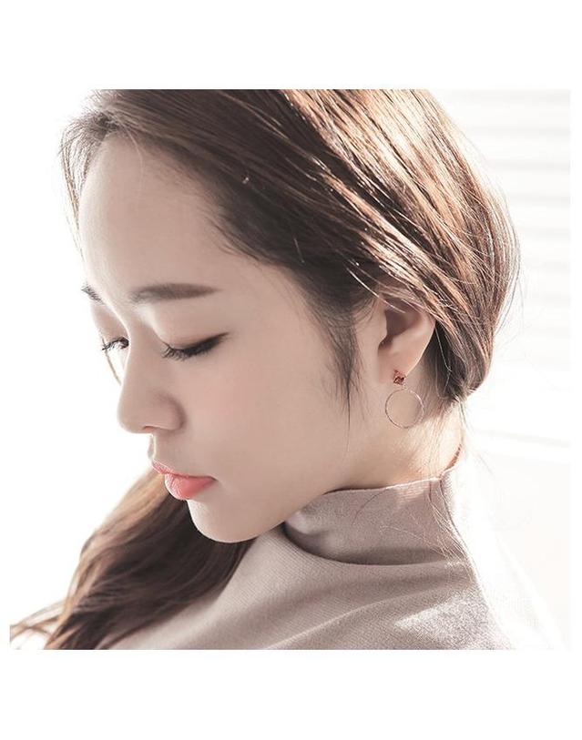 제이로렌 제이로렌 M01919 도넛 7월탄생석 루비 귀걸이 착용컷