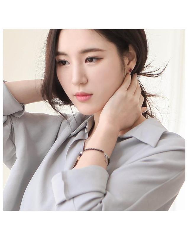 제이로렌 제이로렌 01M01803 1월탄생석 가넷 로즈골드귀걸이 착용컷