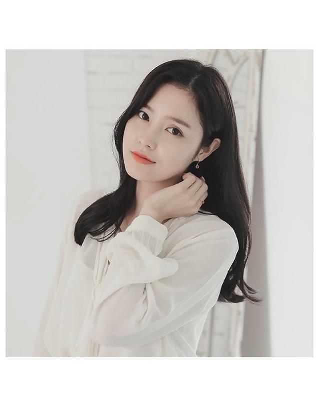 제이로렌 제이로렌 02M02118 7월탄생석 루비 로즈골드 귀걸이 착용컷