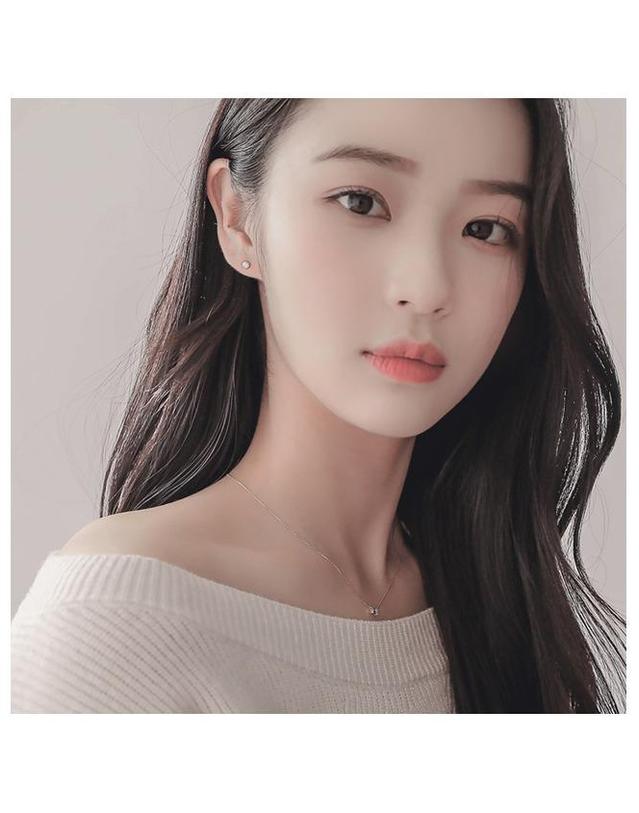 제이로렌 제이로렌 05G0146 14K 데일리 큐빅바 골드목걸이 착용컷