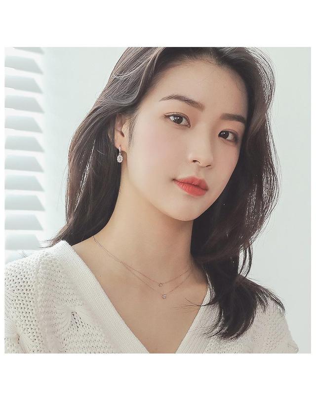 제이로렌 제이로렌 03G019114K 데일리 큐빅 골드목걸이-small 착용컷