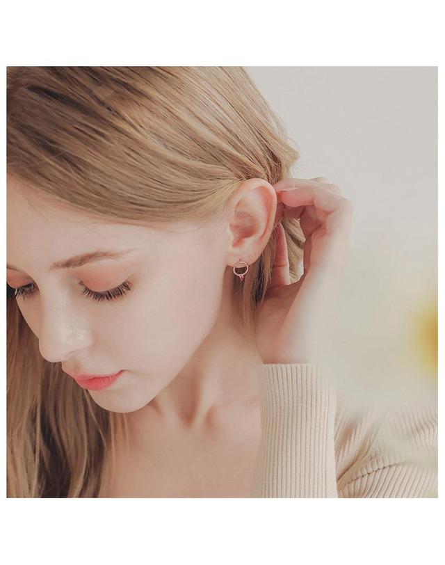 제이로렌 제이로렌 M03462 라운드 루비 원석 귀걸이 착용컷