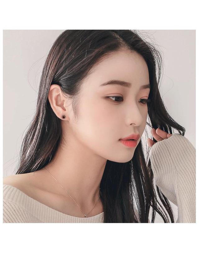 제이로렌 제이로렌 0M03333 1월탄생석 가넷 마카사이트 귀걸이 착용컷