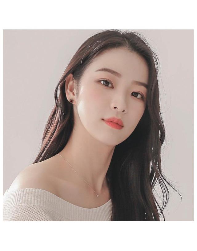 제이로렌 제이로렌 0M03333 1월탄생석 가넷 마카사이트 귀걸이 착용컷