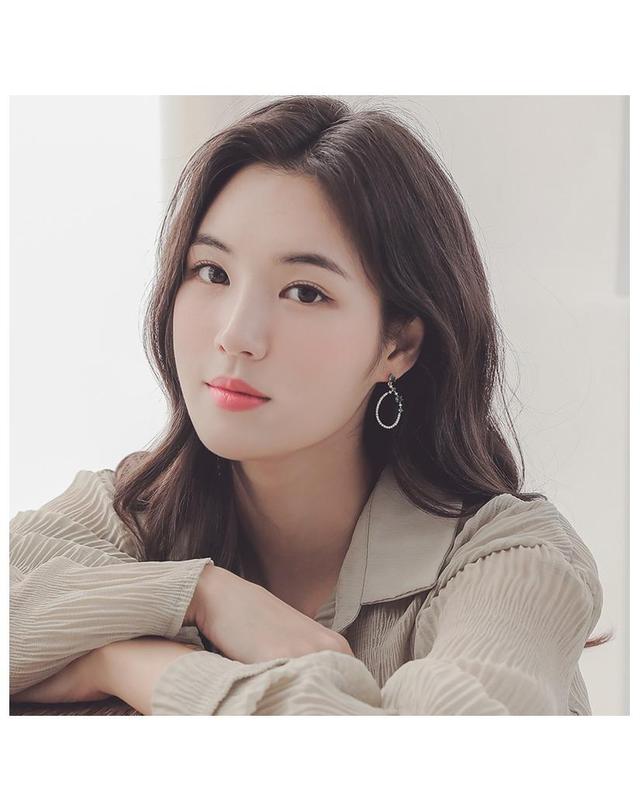 제이로렌 제이로렌 M03289 에메랄드그린 큐빅 로즈골드 귀걸이 착용컷