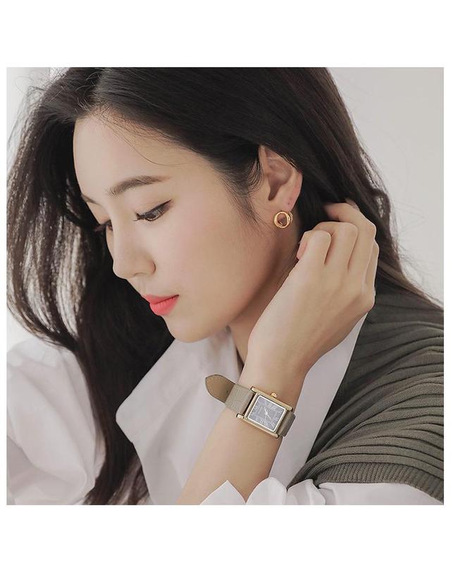제이로렌 제이로렌 0W0031 데일리 사각 빈티지 가죽시계 착용컷