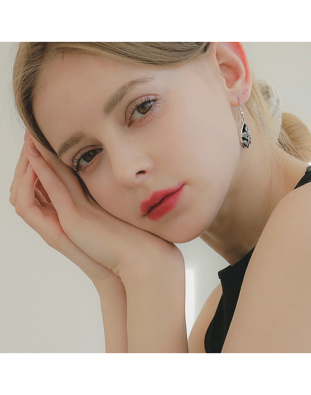 바이데이지 바이데이지 오닉스 마카사이트 플라워 드롭 실버귀걸이 Be0672 착용컷