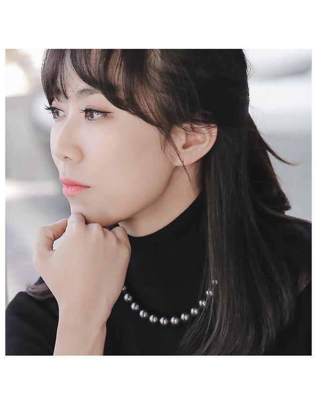 바이데이지 바이데이지 Bn0361 딥그레이 총알마감 진주목걸이 착용컷