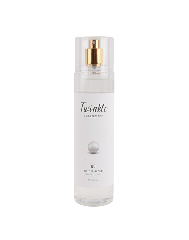 푸드어홀릭 (1+1)푸드어홀릭 트윙클 화이트 펄 솝 바디미스트 250ml 착용컷