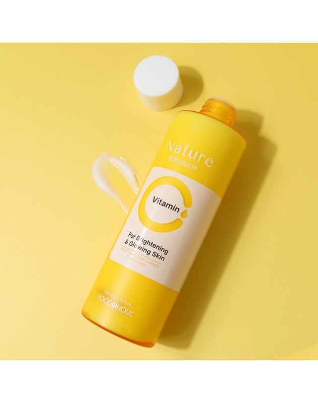 푸드어홀릭 푸드어홀릭 네이처 비타민 에멀전 200ml/광채 톤업 화이트닝 로션 착용컷