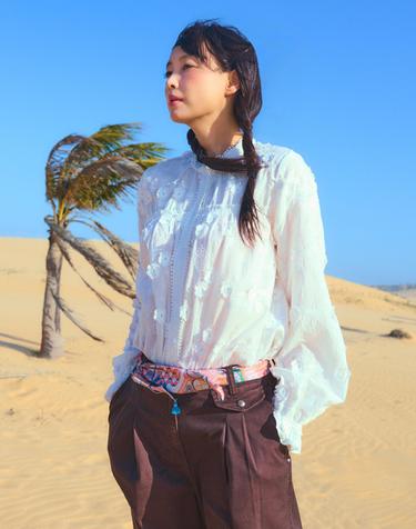 블루밍 아플리케 자수 블라우스