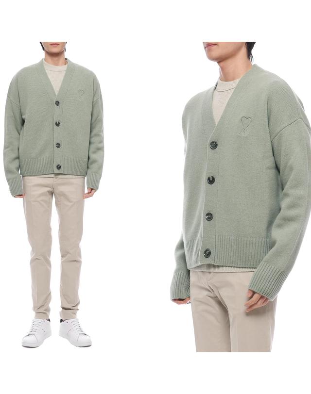 아미 24FW 남성 하트 로고 엠보스드 가디건 (UKC044 KN0028 303 M 24F) 착용컷